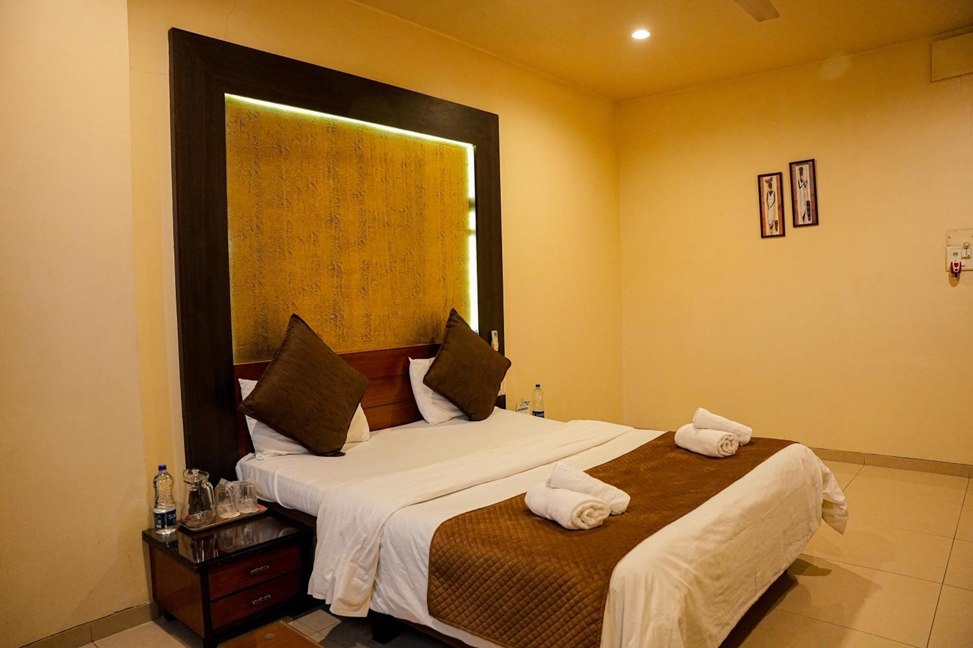 Hotel Viva Inn Yerandwane Exterior foto